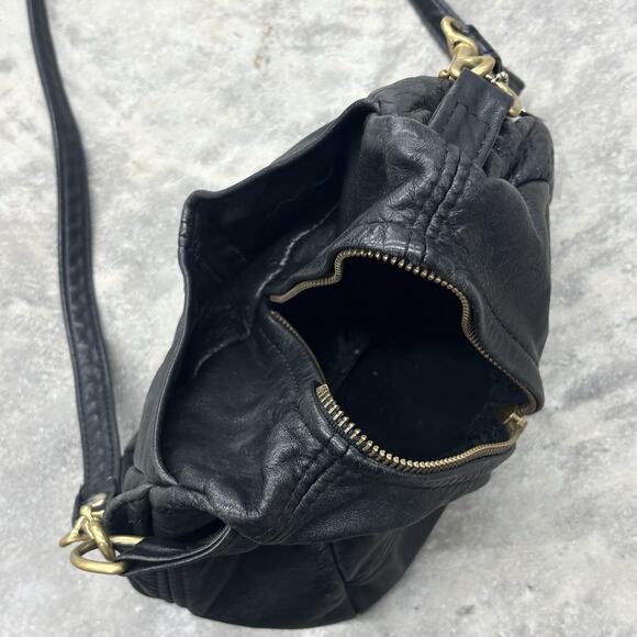 Victoria Leather Gumdrop Bag Black Leather Crossbody Adjustable Zip Charm Vtg - Picture 4 of 11